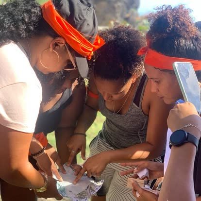 Équipe déchiffrant les indices d'une chasse au trésor lors d'un team building à La Réunion