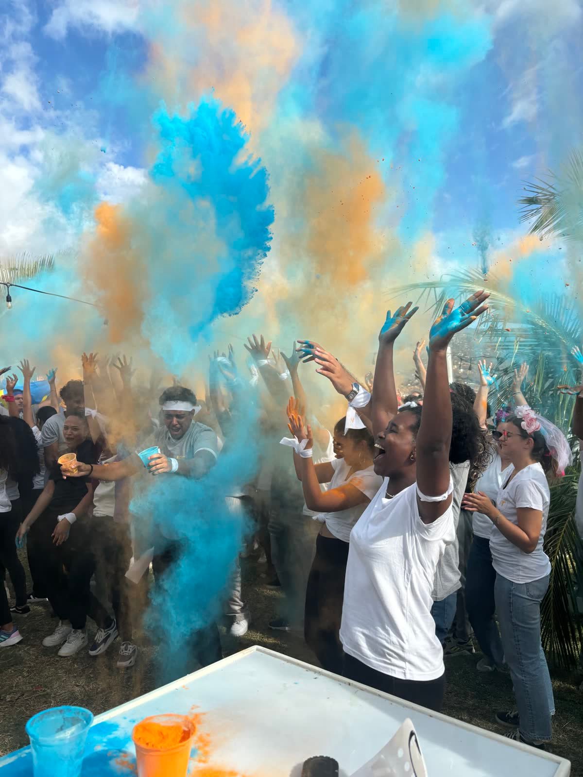 Nuages de poudre colorée lors d'un color run d'entreprise à La Réunion