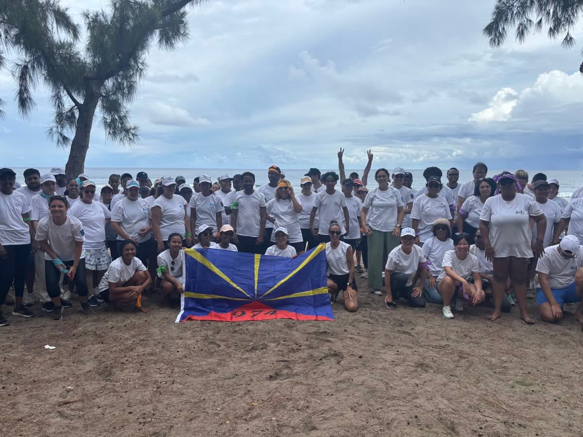 Photo de groupe d'entreprise avec drapeau lors d'un séminaire team building 974