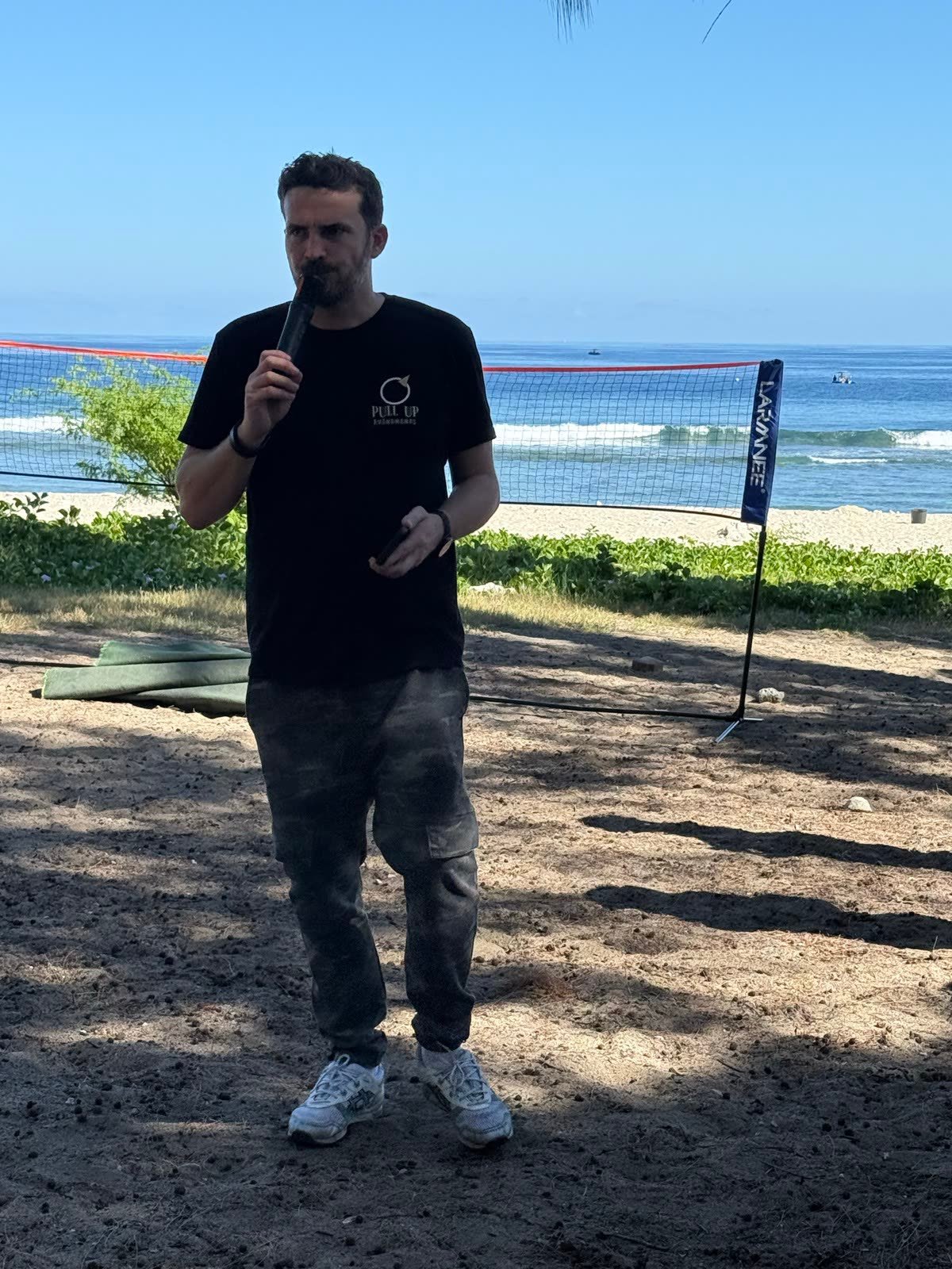 Animateur au micro rythmant un team building sur la plage à La Réunion