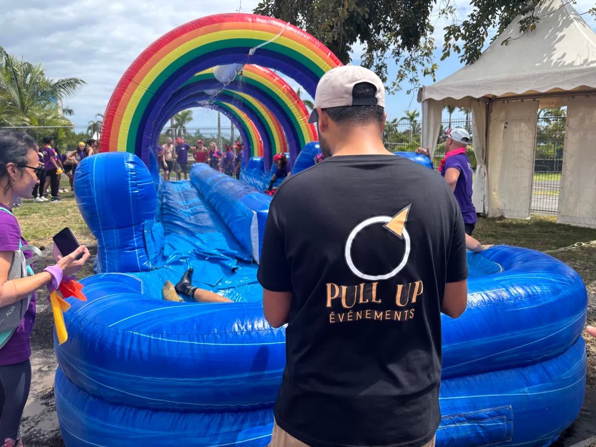 Ventriglisse géant arc-en-ciel installé pour un team building à La Réunion